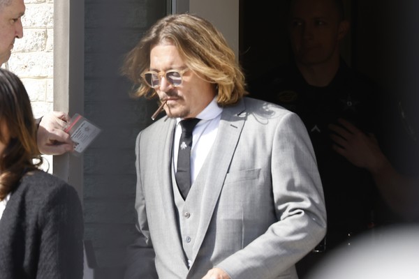 Johnny Depp conta como Amber Heard Cortou parte do seu dedo con uma ga