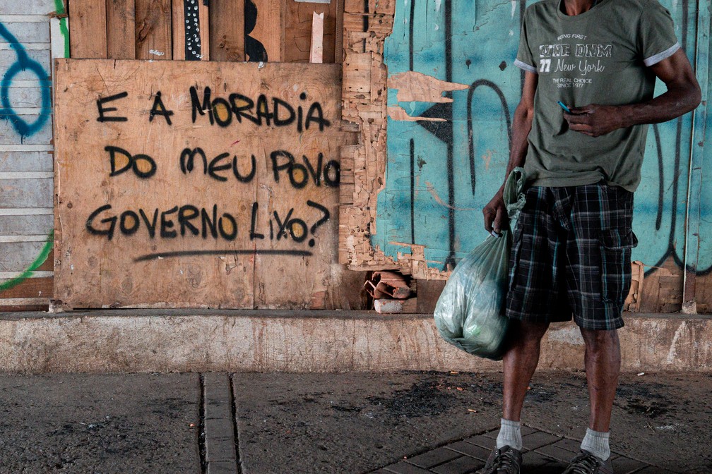 Um morador Ã© visto ao lado de mensagem contra o governo no viaduto AlcÃ¢ntara Machado, na zona leste de SÃ£o Paulo â Foto: Marcelo Brandt/G1