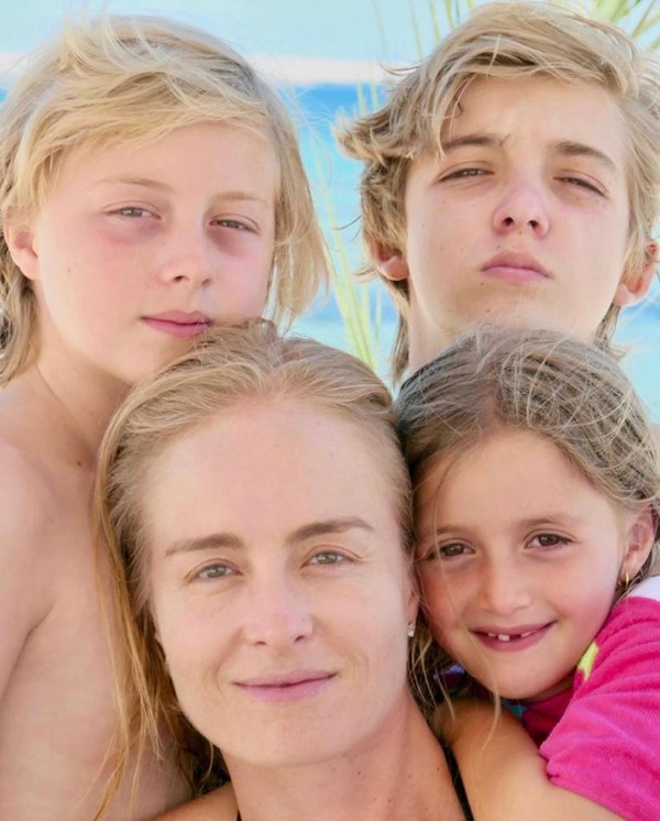 Angélica com os filhos Joaquim, Benício e Eva  — Foto: Reprodução do Instagram