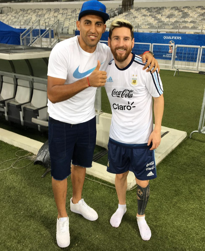 Cruzeirenses assistem ao treino da Argentina e tietam Messi no Mineirão