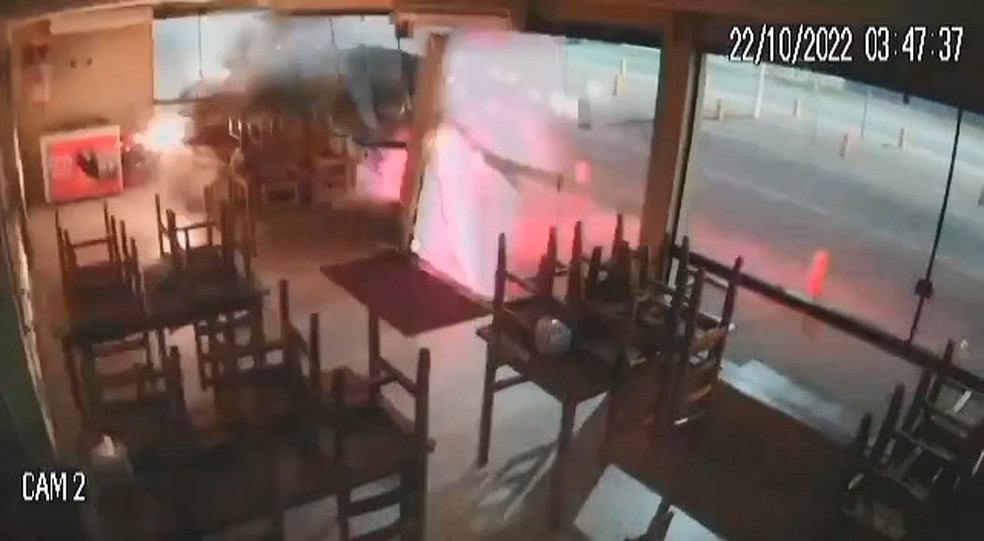 Carro invade e destrói restaurante na Bahia — Foto: Reprodução/Redes Sociais