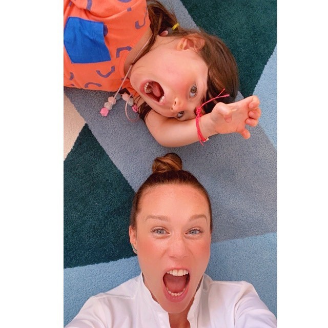 Mariana Ximenes com a sobrinha e afilhada (Foto: Reprodução/Instagram)