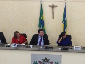 Deputado Júnior Favacho (centro) reassumiu sessão da Alap (Foto: Abinoan Santiago/G1)