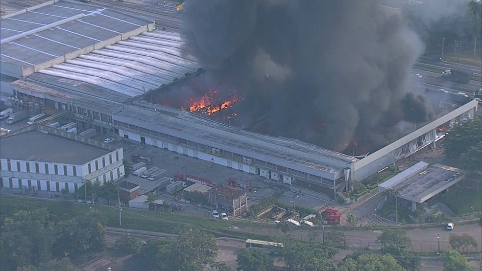 Incêndio atinge galpão na Rodovia Presidente Dutra (Foto: Reprodução / TV Globo)