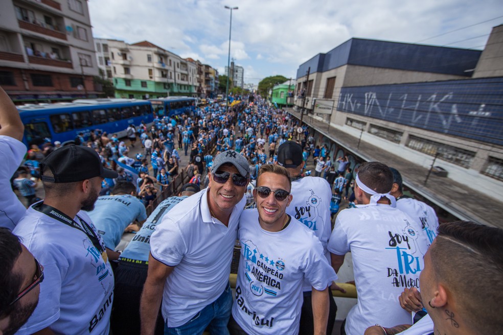 Arthur na comemoração da Libertadores com Renato (Foto: Lucas Uebel/Grêmio/Divulgação)