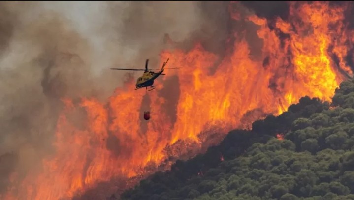 Helicóptero despeja água sobre área atingida em Portugal (Foto: EPA via BBC)
