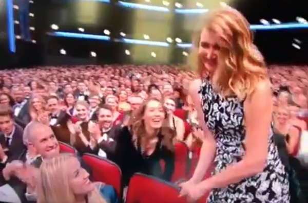 O momento em que Laura Dern supostamente esnoba Reese Whiterspoon no Emmy 2017 (Foto: Reprodução)