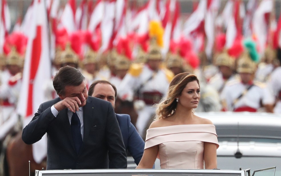 Jair Bolsonaro emocionado durante trajeto da Catedral ao Congresso na Esplanada dos Ministérios — Foto: Ricardo Moraes/Reuters
