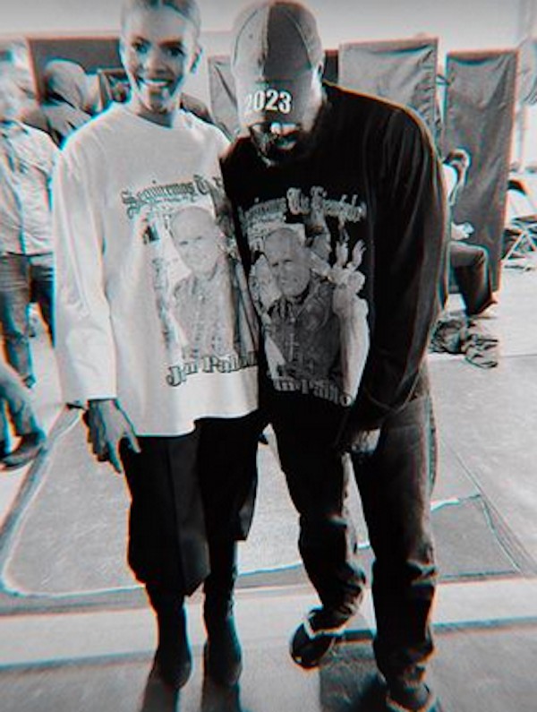 A analista política conservadora Candace Owens e o rapper Kanye West com a camisa com os dizeres Vidas Brancas Importam (Foto: Instagram)