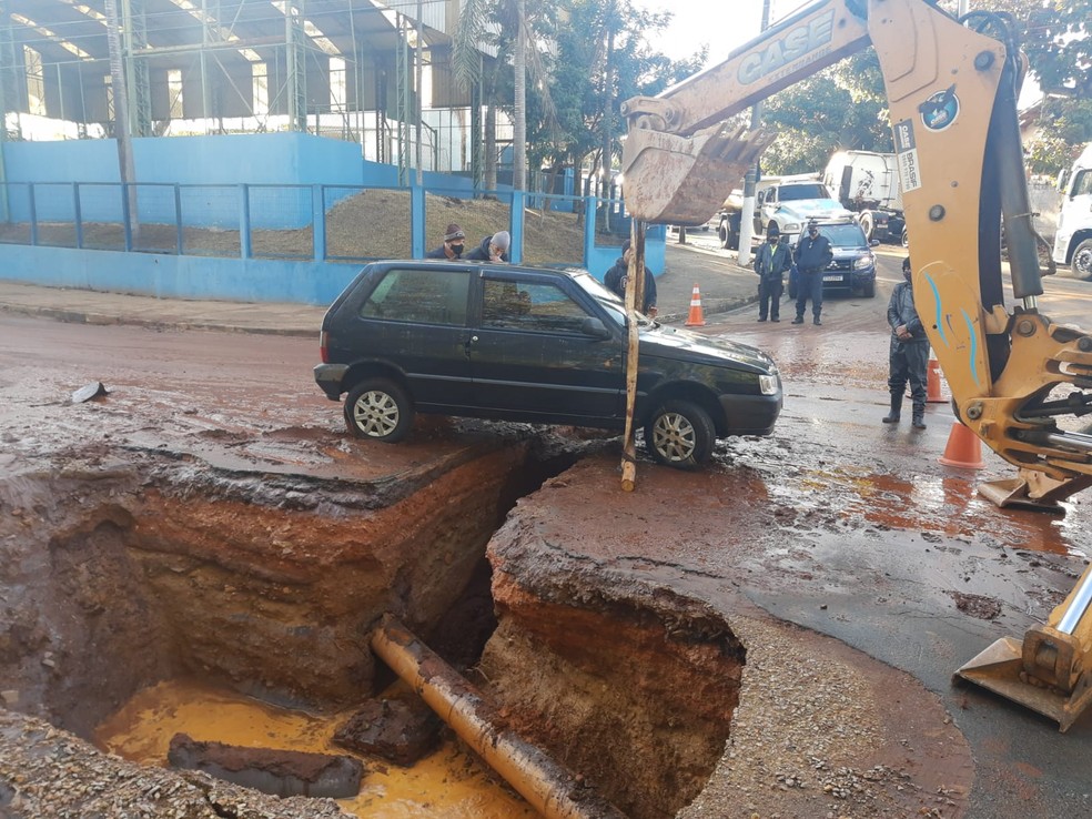 Cratera na Rua Angelina Lacava Bonani em Valinhos (SP) causou dois acidentes na manhã desta quinta-feira (29). — Foto: César Fonseca