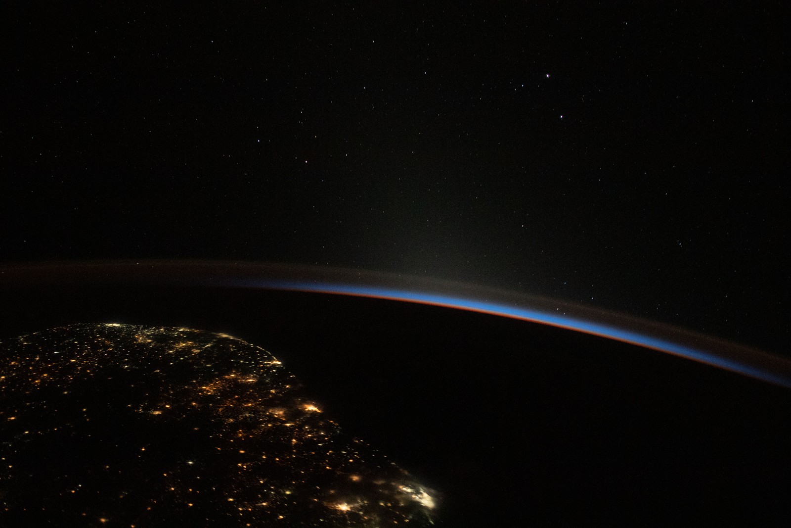 Vista da costa Sudeste do Brasil durante amanhecer em 18 de agosto de 2021. Registro da Estação Espacial Internacional a cerca de 420 quilômetros do solo 