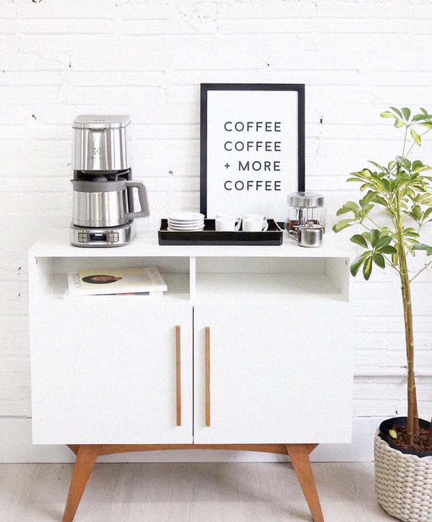 O buffet ganha um charme com a cafeteira e a placa indicando o local de tomar café (Foto: Reprodução/Pinterest)