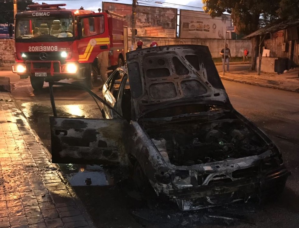 Carro fica destruído após pegar fogo na madrugada deste sábado (12) em bairro de Rio Branco (Foto: Divulgação/Corpo de Bombeiros)