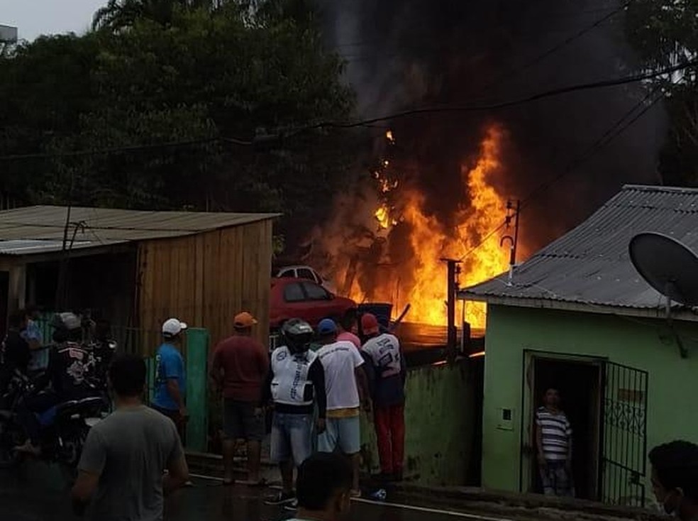 Inc&ecirc;ndio destr&oacute;i casa de madeira em Coari, no interior do AM | Amazonas | G1