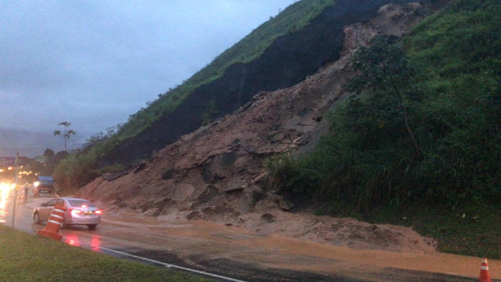 Chuva Provoca Deslizamento De Terra E Piora Situação De Trecho Da Br 101 Em Angra Dos Reis Sul 