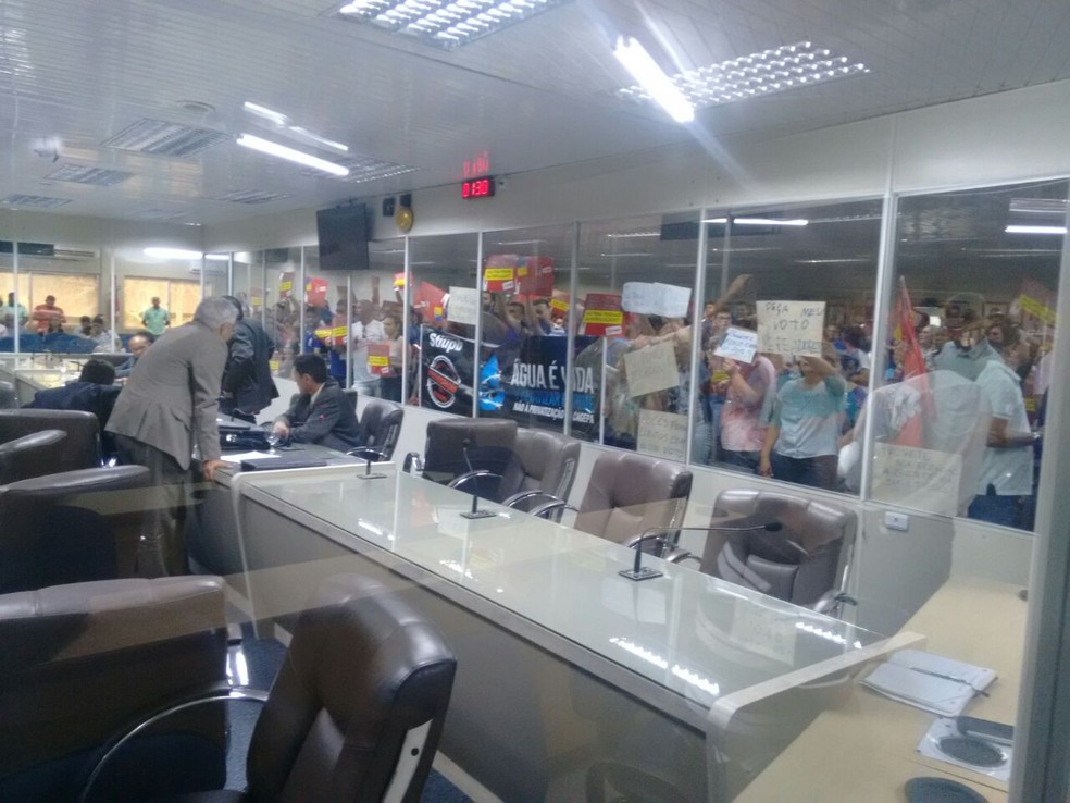Grupo invade câmara de vereadores de Campina Grande para protestar contra terceirização (Foto: Josusmar Barbosa/ Jornal da Paraíba)
