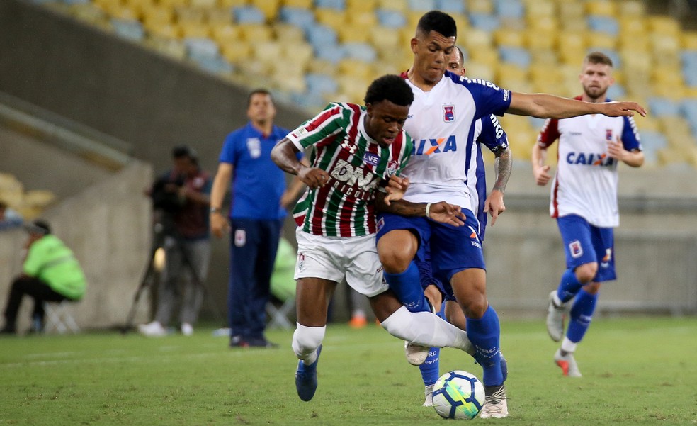 Marquinhos Calazans sofreu três faltas contra Paraná — Foto: Lucas Merçon