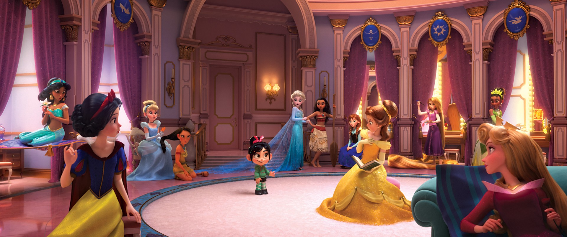 ROYAL REUNION – In “Ralph Breaks the Internet: Wreck It Ralph 2,” Vanellope von Schweetz—along with her best friend Ralph—ventures into the uncharted world of the internet. When she finds herself surrounded by Disney princesses, she’s surprised to learn t (Foto: Divulgação)