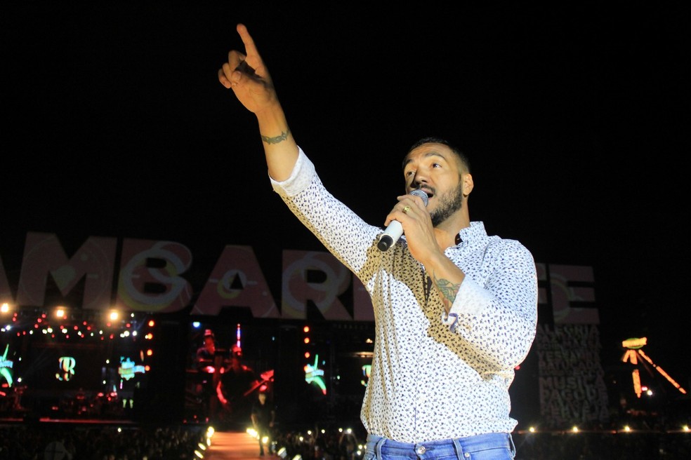 Cantor Belo é uma das atrações da prévia O Sofá em Folia — Foto: Luiz Fabiano/Divulgação