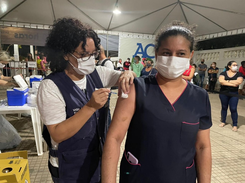 Miriam Torres foi do trabalho direto para o mutirão tomar a primeira dose da vacina contra a Covid-19 — Foto: Ana Paula Xavier/Rede Amazônica Acre