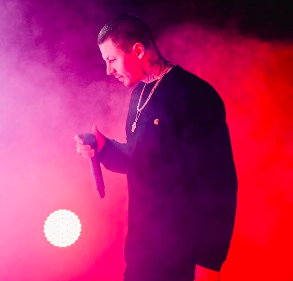 O rapper britânico Professor Green durante um show (Foto: Instagram)