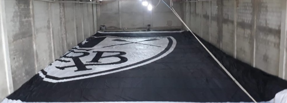 Torcedores do Botafogo concluem confecção de um dos maiores bandeirões do Brasil  — Foto: Divulgação