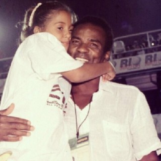 Camila Pitanga: "Continuo sendo essa menina agarrada no pai. @antoniopitanga te amo ! "