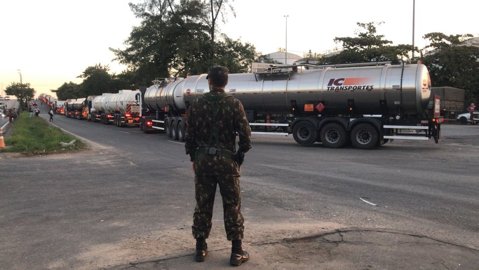 Ao menos 70 caminhões-tanque serão escoltados para postos da Baixada Santista (Foto: José Claudio Pimentel/G1 Santos)