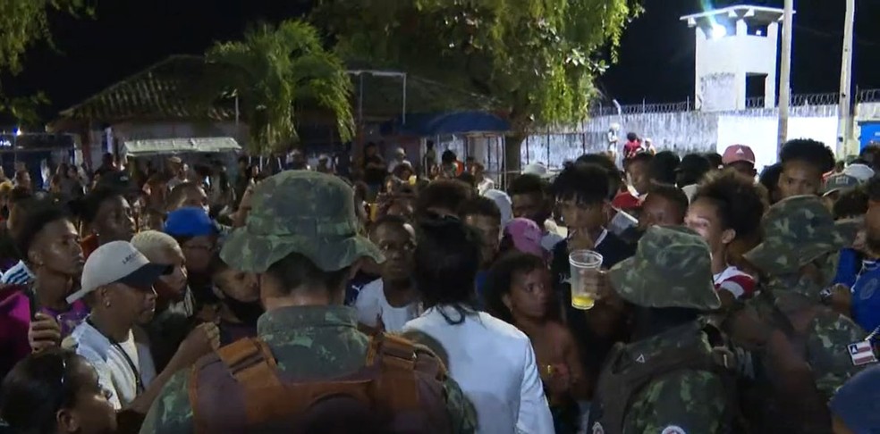 Estabelecimento é interditado e festa com cerca de duas mil pessoas é encerrada em Salvador — Foto: Reprodução/TV Bahia