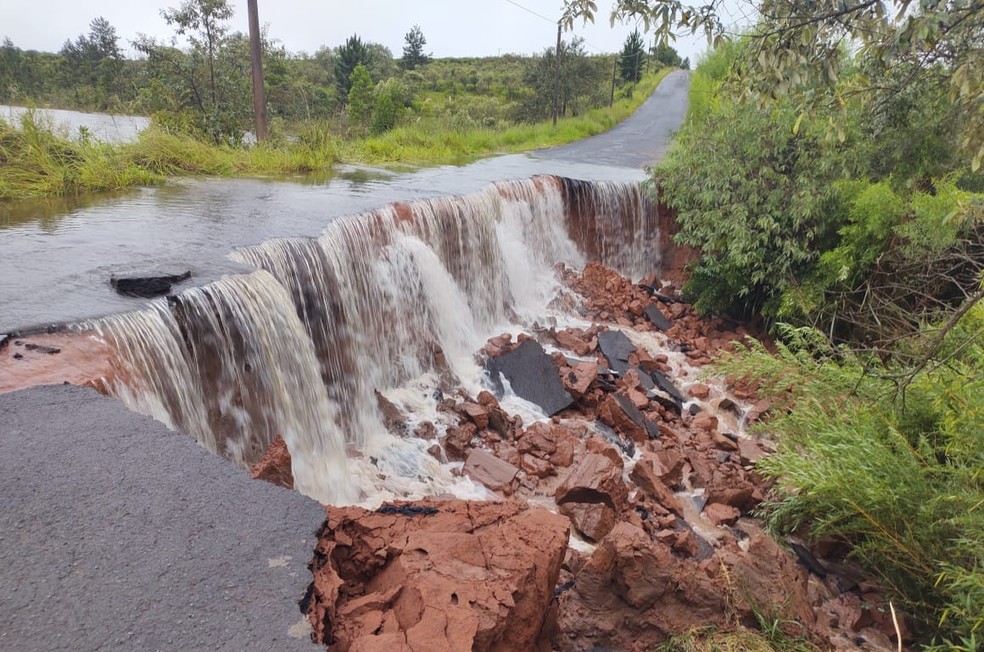 Trecho de estrada rural desmoronou durante chuva em Avaré — Foto: Pauloh Proença/Arquivo pessoal