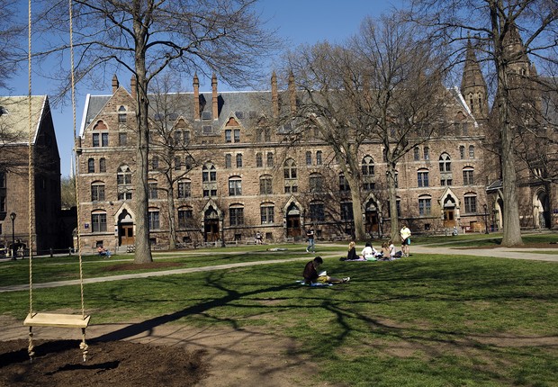 Estudantes leem no gramado da Universidade de Yale (Foto: Christopher Capozziello/Getty Images)
