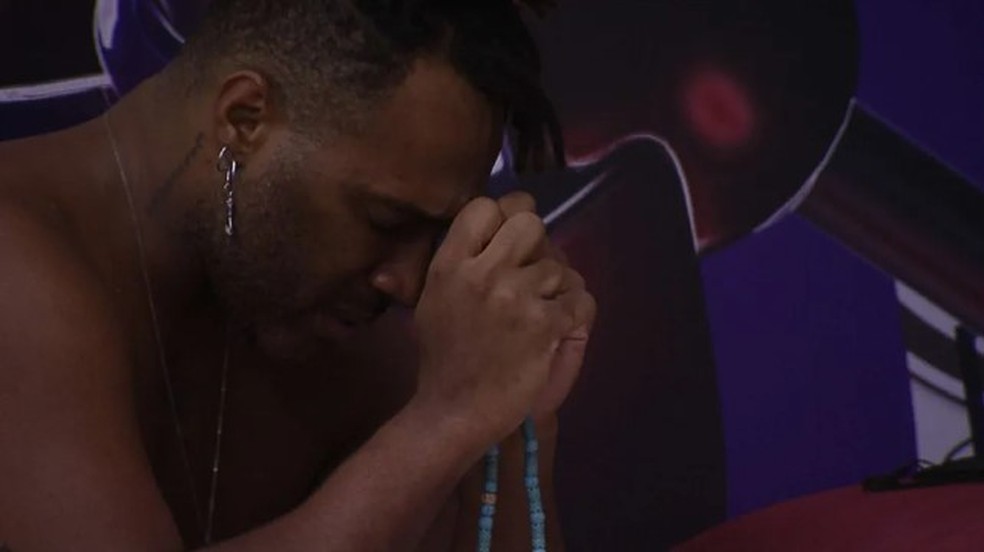 Fred Nicácio chora ao fazer uma oração na Casa do Reencontro do BBB 23 — Foto: Globo