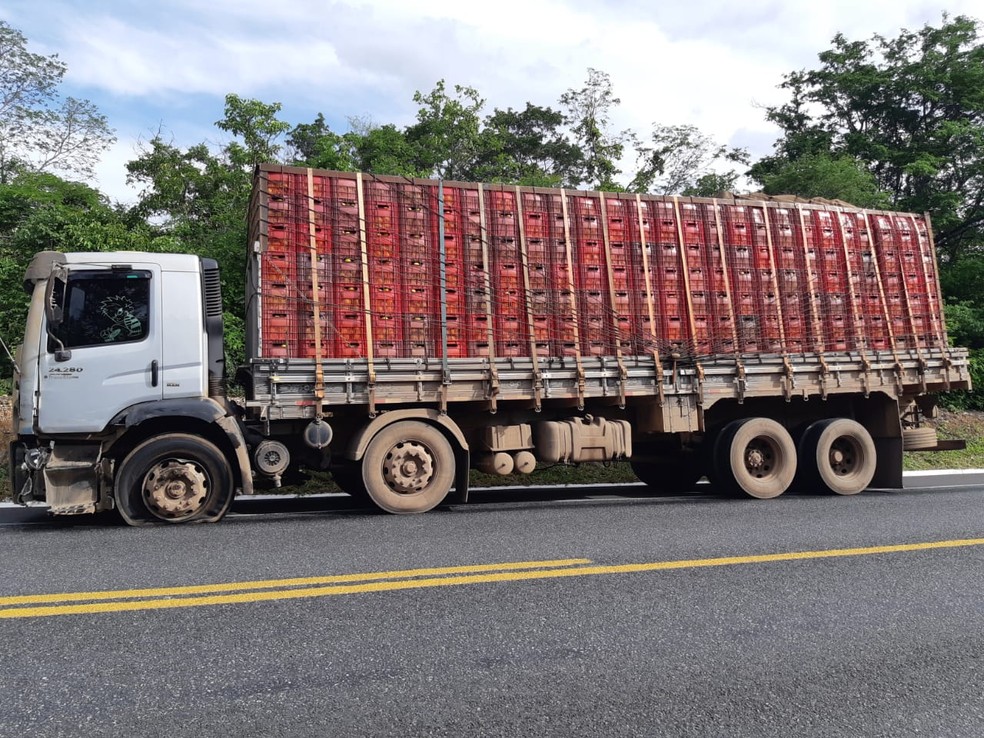 Caminhão seguia para o Sergipe e transportava laranjas — Foto: Polícia Rodoviária Federl/ Divulgação