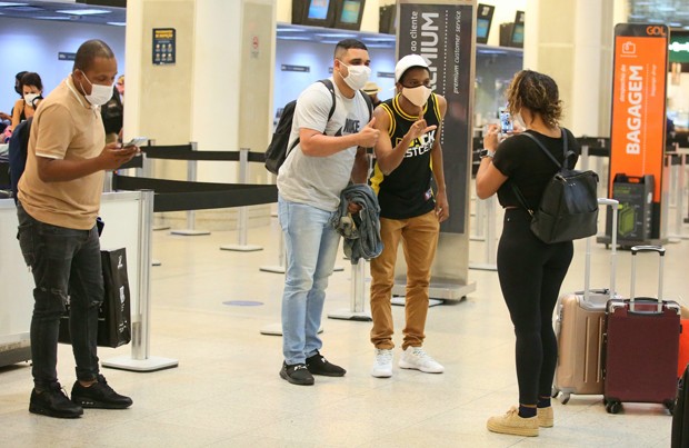 Ex-BBB Lucas Penteado é tietado em aeroporto (Foto: Gabriel Rangel/ Ag News)