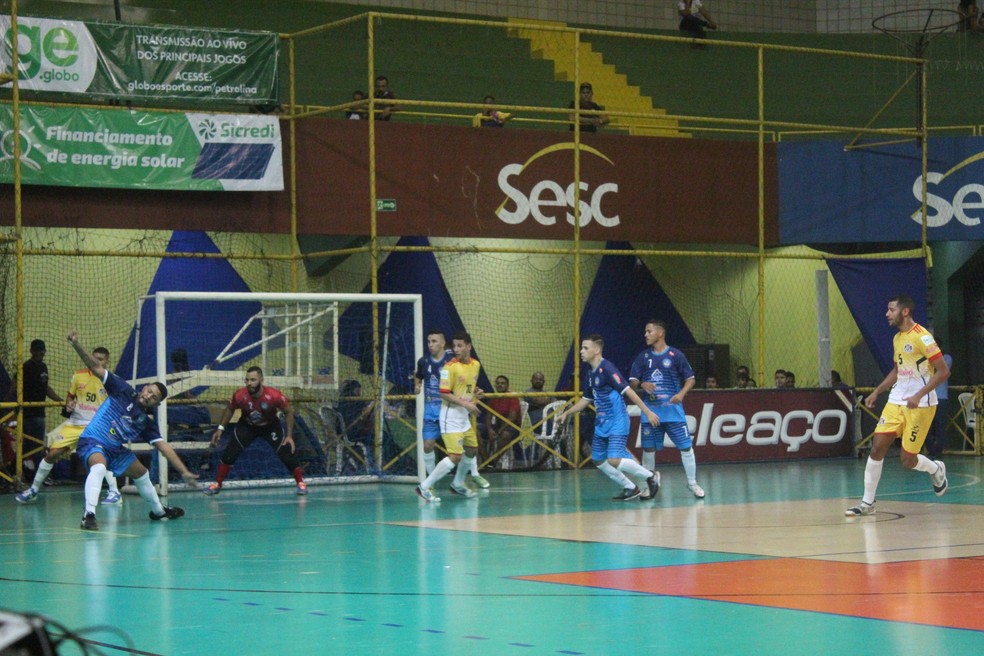 Jogos movimentam a terça-feira na Copa TV Grande Rio de Futsal — Foto: Emerson Rocha / ge Petrolina