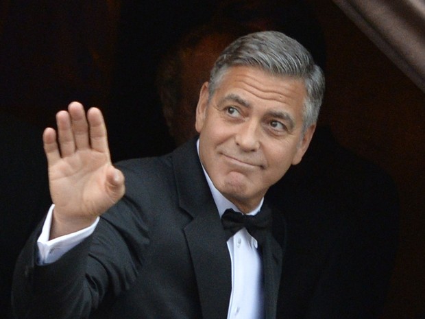  George Clooney acena ao chegar ao hotel onde foi celebrado seu casamento com Amal Alamuddin, em Veneza (Foto: AFP Photo/Andreas Solaro)
