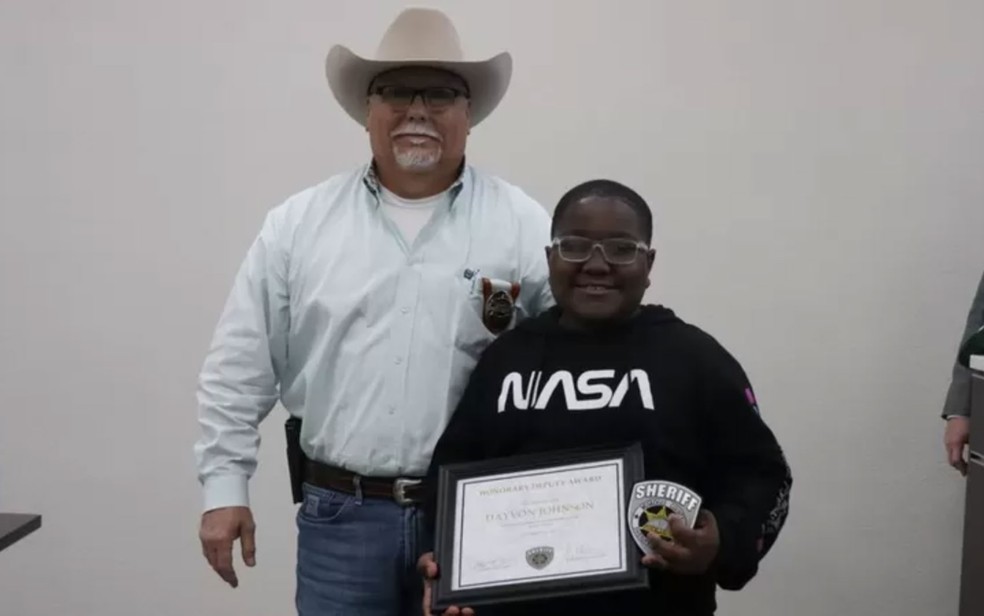 Johnson foi condecorado — Foto: Reprodução/Facebook/Escola Pública de Muskogee
