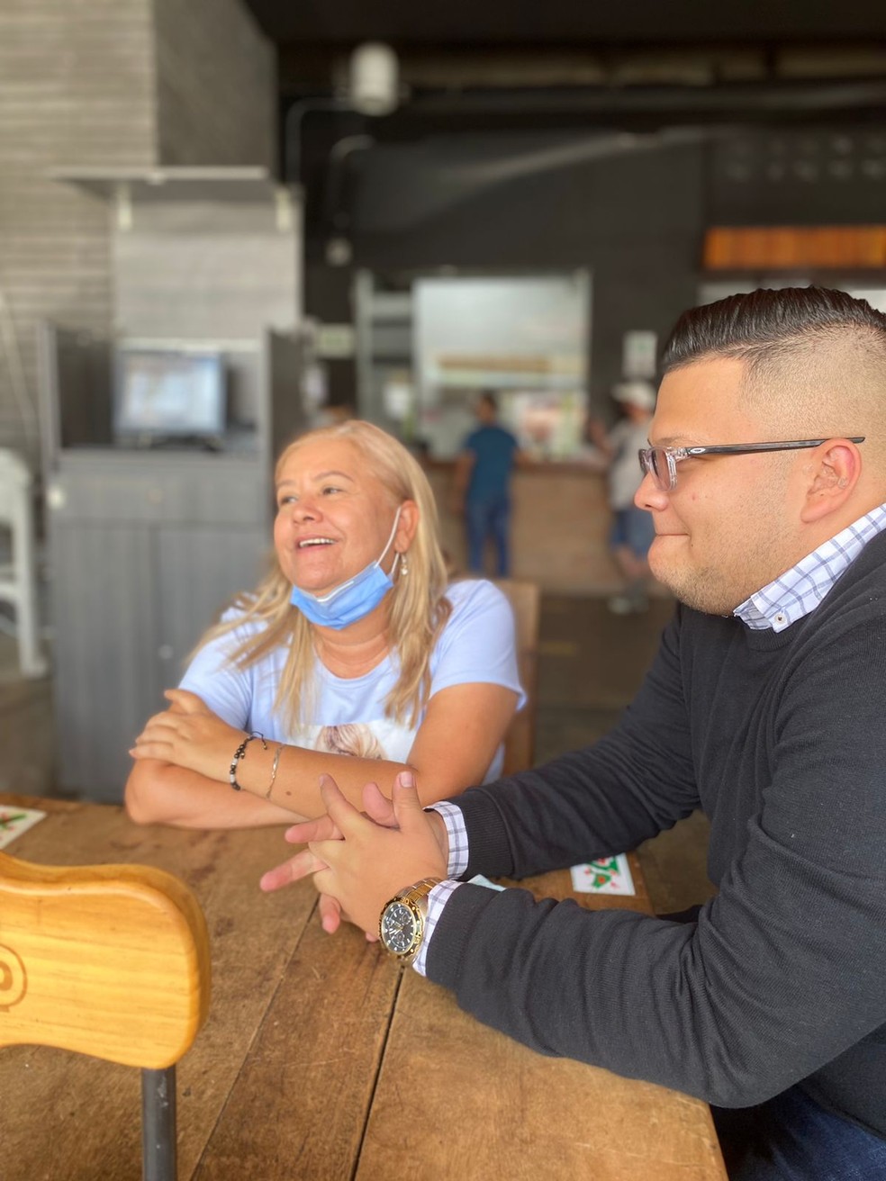 Martha Sep&uacute;lveda e o filho Federico conversam com a TV colombiana: Martha decidiu pela eutan&aacute;sia por sofrer com dores e perdas de movimento causados pela ELA &mdash; Foto: Federico Redondo Sep&uacute;lveda/Reprodu&ccedil;&atilde;o/Twitter