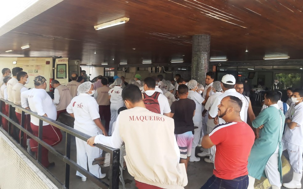 Trabalhadores terceirizados em frente ao Hospital Walfredo Gurgel, em Natal — Foto: Cedida