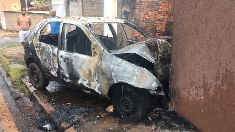 Veículo ficou destruído após incêndio — Foto: Corpo de Bombeiros/Divulgação