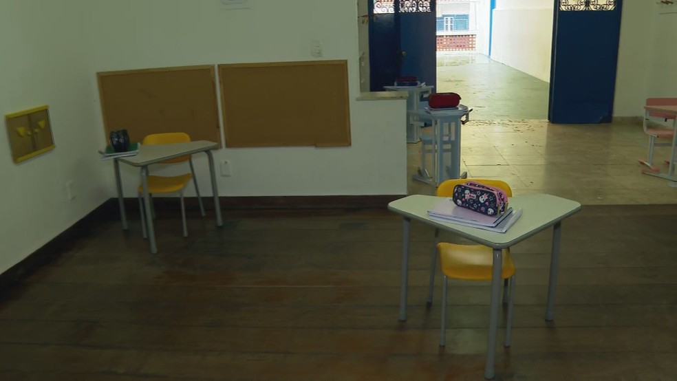 Escola particular na Zona Sul do Rio mantém carteiras afastadas e higienizadas para a volta às aulas — Foto: Reprodução/TV Globo