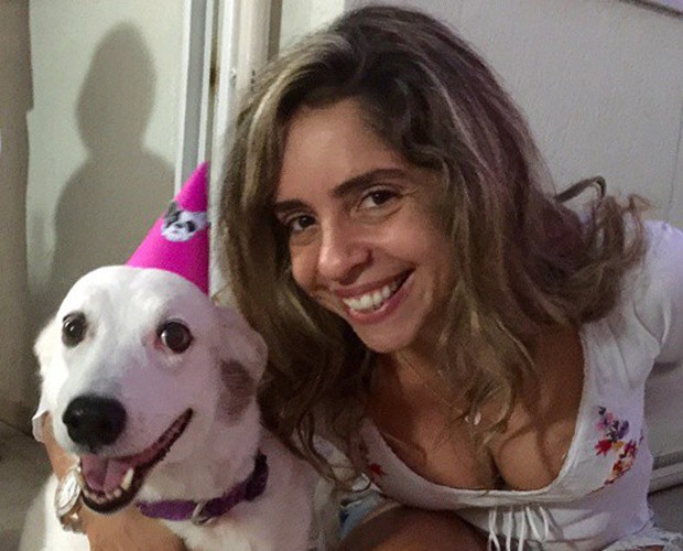 Monica e um de seus amores em festinha de aniversário canina (Foto: Arquivo Pessoal)