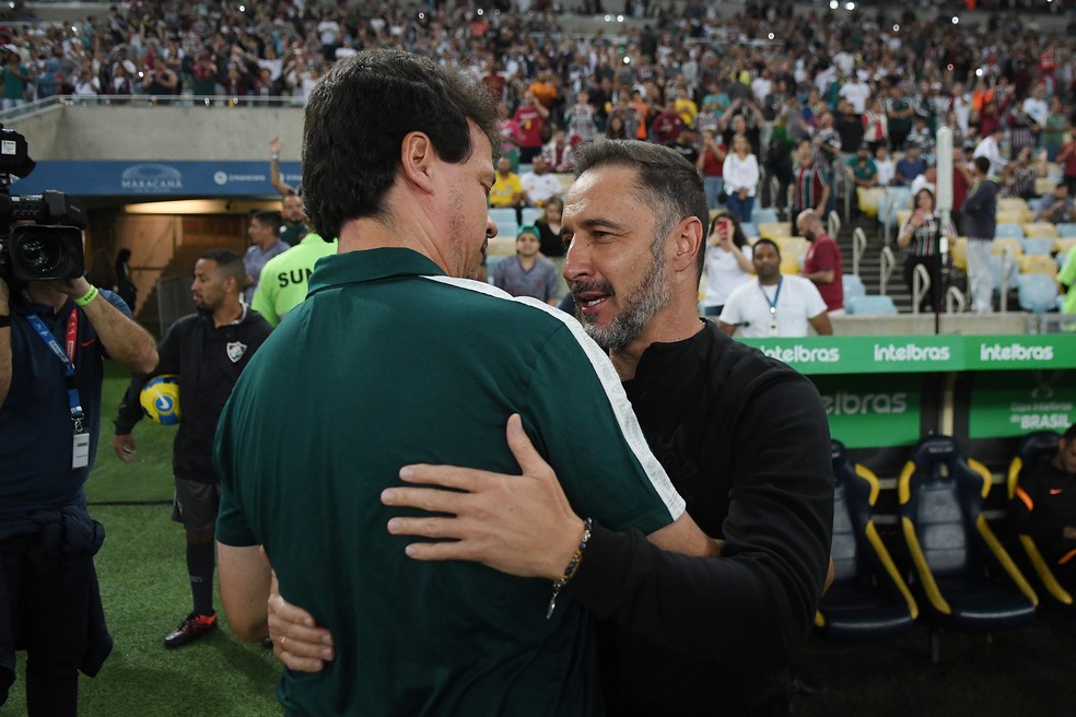 Fernando Diniz e V&iacute;tor Pereira se cumprimentam em Fluminense x Corinthians &mdash; Foto: Alexandre Dur&atilde;o / ge
