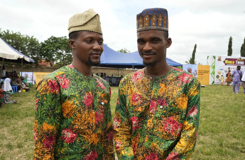 Taiwo Ojeniyi e Kehinde Ojeniyi, de 27 anos, participantes do 12º festival de gêmeos de Igbo-Ora. A cidade no sudoeste da Nigéria celebra anualmente a alta incidência de gêmeos entre seus habitantes — Foto: Sunday Alamba/AP