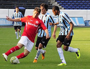 Dener, lateral do Grêmio (Foto: Marcos Bertoncello/Divulgação, SC Internacional)