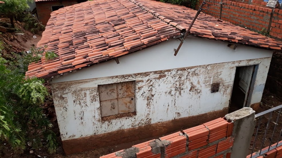 Casa do filho de Carlos Alberto ficou quase submersa no Parque Rodoviário, Zona Sul de Teresina  — Foto: Gilcilene Araújo/G1