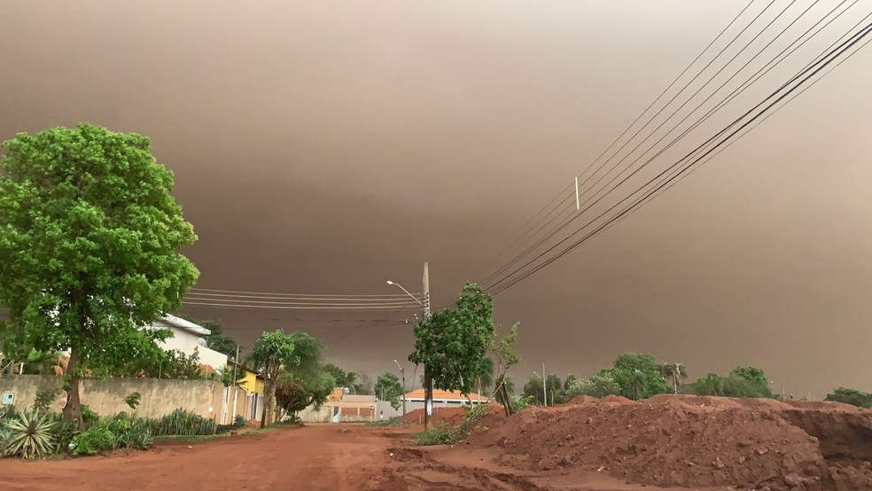 Moradores de várias bairros da capital registraram nuvem de poeira.  — Foto: Redes sociais