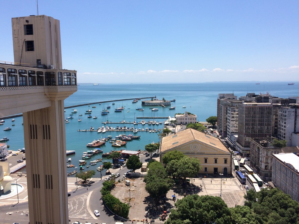 Elevador Lacerda, com Baía de Todos-os-Santos ao fundo, em Salvador  — Foto: Alan Oliveira/G1