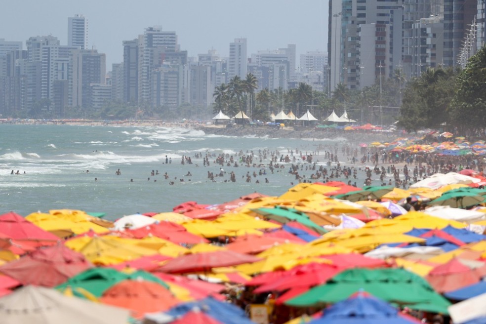 Banhistas aproveitaram a véspera de feriado na praia de Boa Viagem, no Recife, neste domingo (11) — Foto: Marlon Costa/Pernambuco Press