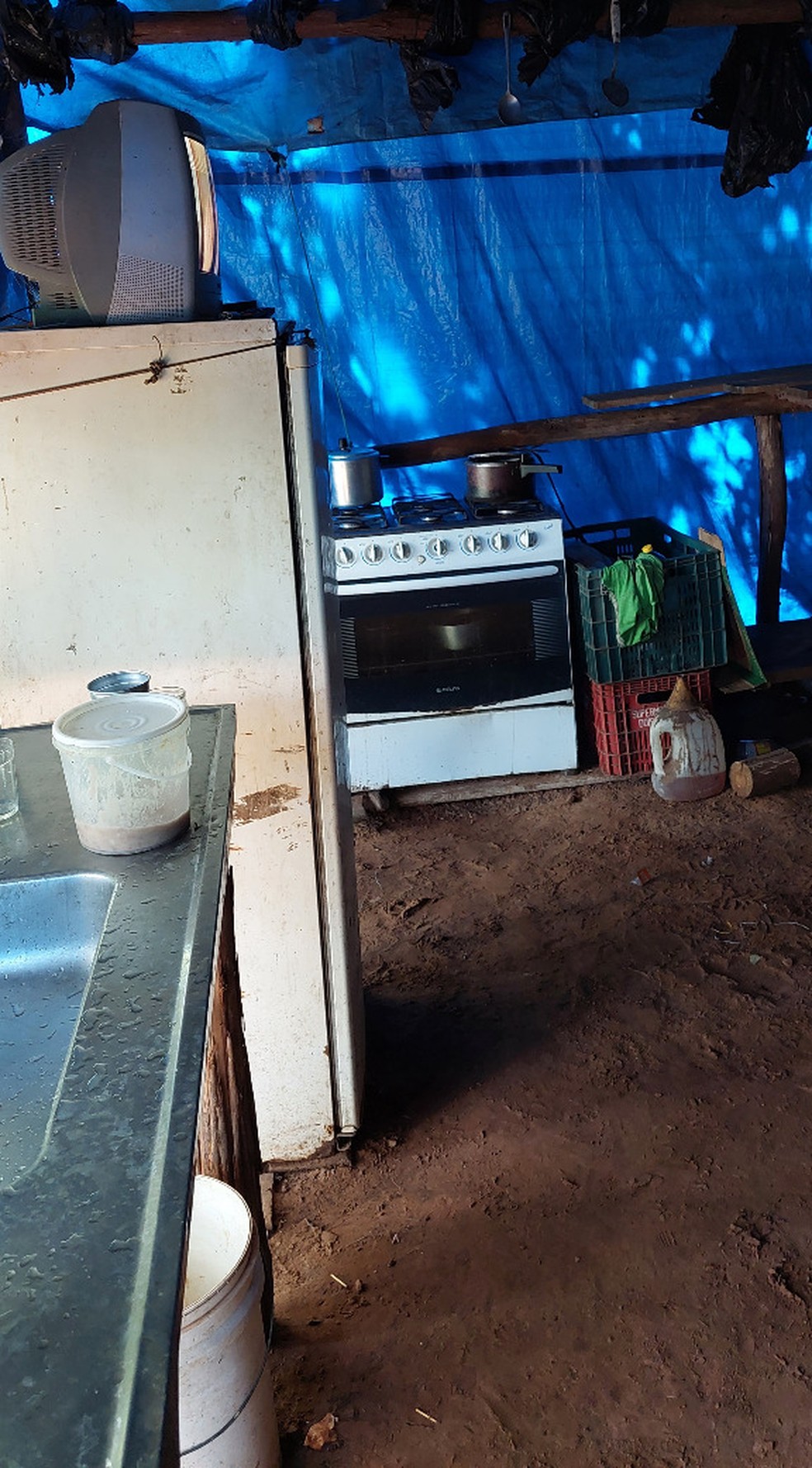 O botijão de gás utilizado pelos trabalhadores para acender o fogão estava instalado dentro do alojamento, gerando riscos de incêndio e intoxicação. — Foto: Ministério Público do Trabalho